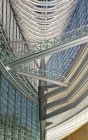 Интерьер Токийского международного форума в низком углу зрения, Токио, Япония — стоковое фото