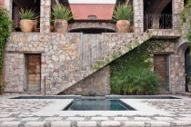 Piscina e scalinata al Ranch Casa Luna, San Miguel de Allende, Guanajuato, Messico — Foto stock