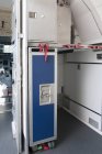 Compartimento de comida en el avión del aeropuerto de Tallin, Tallin, Estonia, Europa - foto de stock