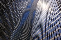 Vista ad angolo basso dei grattacieli di Chicago con riflesso luminoso della luce solare, Illinois, USA — Foto stock