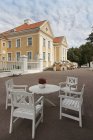 Mesa e cadeiras ao ar livre em Palmse Manor, Laane-Viru, Estonia — Fotografia de Stock