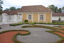 Gepflegter Garten auf dem Palmenhof, Laane-viru, Estland — Stockfoto