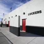 Locker rooms with red doors at school sports stadium — Stock Photo