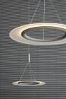 Круглые современные светильники для интерьера в Winspear Opera House, Даллас, США — стоковое фото