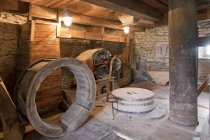 Ancien moulin à vent intérieur avec équipement vintage à Seidla, Estonie — Photo de stock