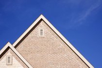 Fascia et crête de toit à pignon contre le ciel bleu — Photo de stock