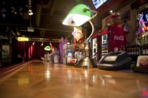 Bar encimera en el restaurante de estilo americano en Tallin, Estonia - foto de stock