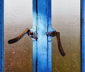 Travas de janela e pintado em moldura azul, close-up — Fotografia de Stock