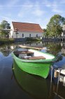 Barco de remos atracado en el estanque de Vihula Manor, Vihula, Estonia - foto de stock