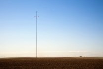 Torre de comunicaciones en campo en Oregon, Estados Unidos - foto de stock