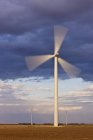 Вітрові турбіни, що крутяться в сутінках у сільській місцевості — стокове фото