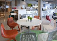 Asientos de cafetería en AHHAA Science Center en Tartu, Estonia - foto de stock
