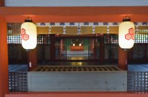 Інтер'єр з підсвічуванням ліхтариків використову shrine, Хіросіма, Міяджіма, Японія — стокове фото