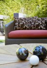 Canapé d'extérieur et décoration sur table en bois au patio — Photo de stock