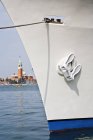 Лук корабля со зданиями на расстоянии, Венеция, Венеция, Италия — стоковое фото