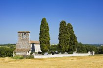Capilla rural y cipreses en Montaigu de Quercy, Tarn et Garonne, Sur de Francia, Europa - foto de stock