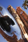 Bâtiment cathédrale avec reflet miroir, San Miguel de Allende, Guanajuato, Mexique — Photo de stock