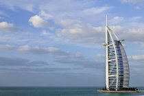 Burj al Arab hotel y paisaje marino en Dubai, Emiratos Árabes Unidos - foto de stock