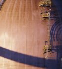Leiter an der Seite des Industriegebäudes mit Schatten im Sonnenlicht — Stockfoto
