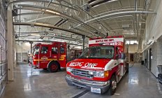 Fire engine and medical ambulance, Seattle, Washington, United States — Stock Photo
