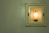 Lâmpada incandescente na parede, close-up — Fotografia de Stock