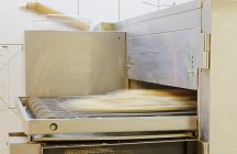 Fabrication de pizzas au four, vue en gros plan — Photo de stock