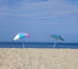 Сонячна парасоля в піску з синім морський пейзаж — стокове фото