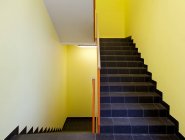 Пустые внутренние стены больницы и лестница в Парну, Эстония — стоковое фото