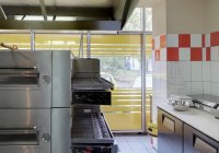 Cucina pizzeria contemporanea con piano da banco — Foto stock