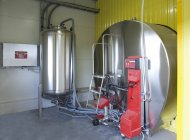 Serbatoio di raffreddamento per il latte nell'allevamento bovino Jarva, Estonia — Foto stock