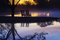 Cadeiras no cais ao pôr-do-sol, Texas, Estados Unidos da América — Fotografia de Stock