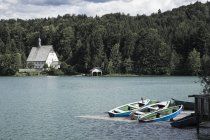 Piccole barche e cappella sulla riva del lago, lago Walchensee, Baviera, Germania, Europa — Foto stock