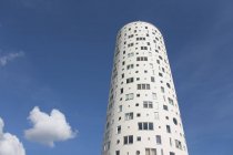 Vista ad angolo basso della Torre del Tigutorn contro il cielo blu a Tartu, Estonia, Europa — Foto stock