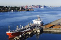Центр Ванкувера с портовым кораблем и небоскребами, Канада — стоковое фото