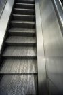 Escalier moderne escalator dans le bâtiment urbain de Londres, Royaume-Uni — Photo de stock