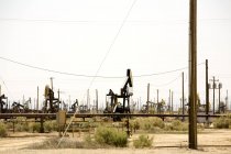 Oil rigs at production site, Lebec, Mojave Desert, California, USA — Stock Photo