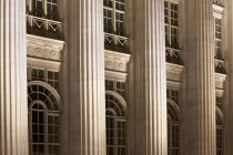 Columnas sobre edificio de juzgados en Denver, Colorado, Estados Unidos - foto de stock