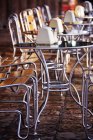 Mesas e cadeiras de café vazias e limpas, San Miguel de Allende, Guanajuato, México — Fotografia de Stock