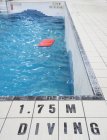 Öffentliches Hallenbad mit Schwimmer auf dem Wasser — Stockfoto