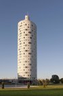Tigutorn Tower edificio residenziale e prato verde a Tartu, Estonia, Europa — Foto stock
