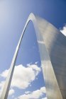 Вид с низкого угла на структуру арки Гейтвей в Сент-Луисе, Миссури, США — стоковое фото