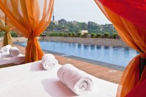 Luxury pool and beds with rolled blankets in Panjim, Goa, India — Stock Photo