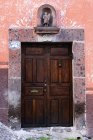 Porte en façade de bâtiment, San Miguel de Allende, Guanajuato, Mexique — Photo de stock