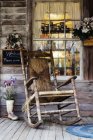Vecchia sedia a dondolo in legno su portico in legno, Louisiana, Stati Uniti — Foto stock