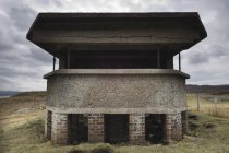 Derelict WW2 gun emplacement in country field, Ross-Shire, Escócia — Fotografia de Stock
