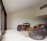 Sala de estar moderna com cadeiras de arame — Fotografia de Stock