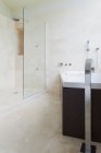 Interior moderno cuarto de baño con puerta de cristal y baldosas de granito — Stock Photo