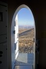 Вид з відкритих дверей у будівлі вітрових турбін у полі — стокове фото