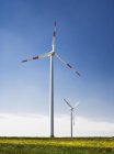 Вітрові турбіни, що обертаються в сільській місцевості — стокове фото