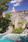 Piscina nel giardino dell'hotel, San Miguel de Allende, Guanajuato, Messico — Foto stock